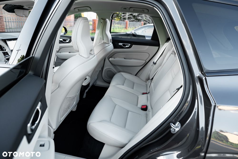 Volvo XC 60 D5 AWD R-Design - 21