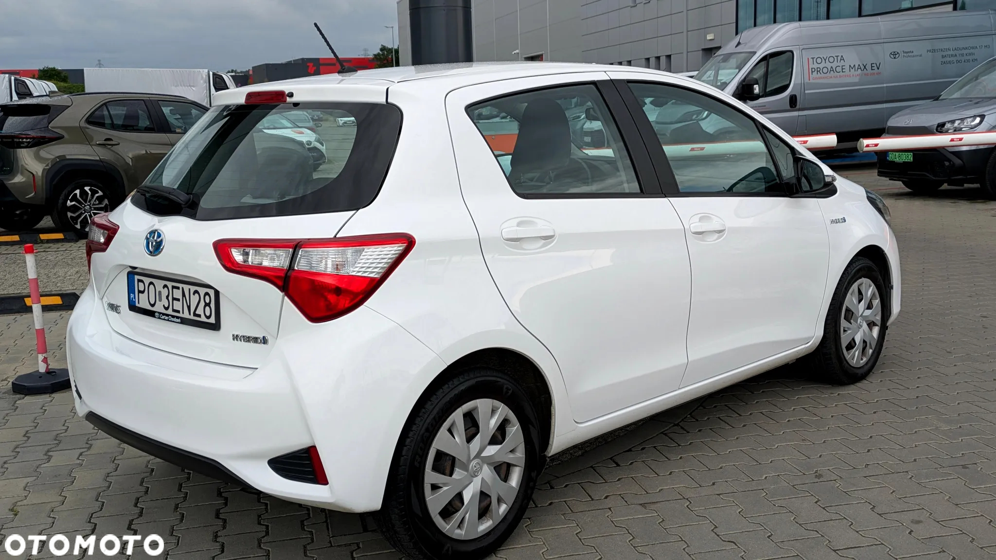 Toyota Yaris Hybrid 100 Premium - 4