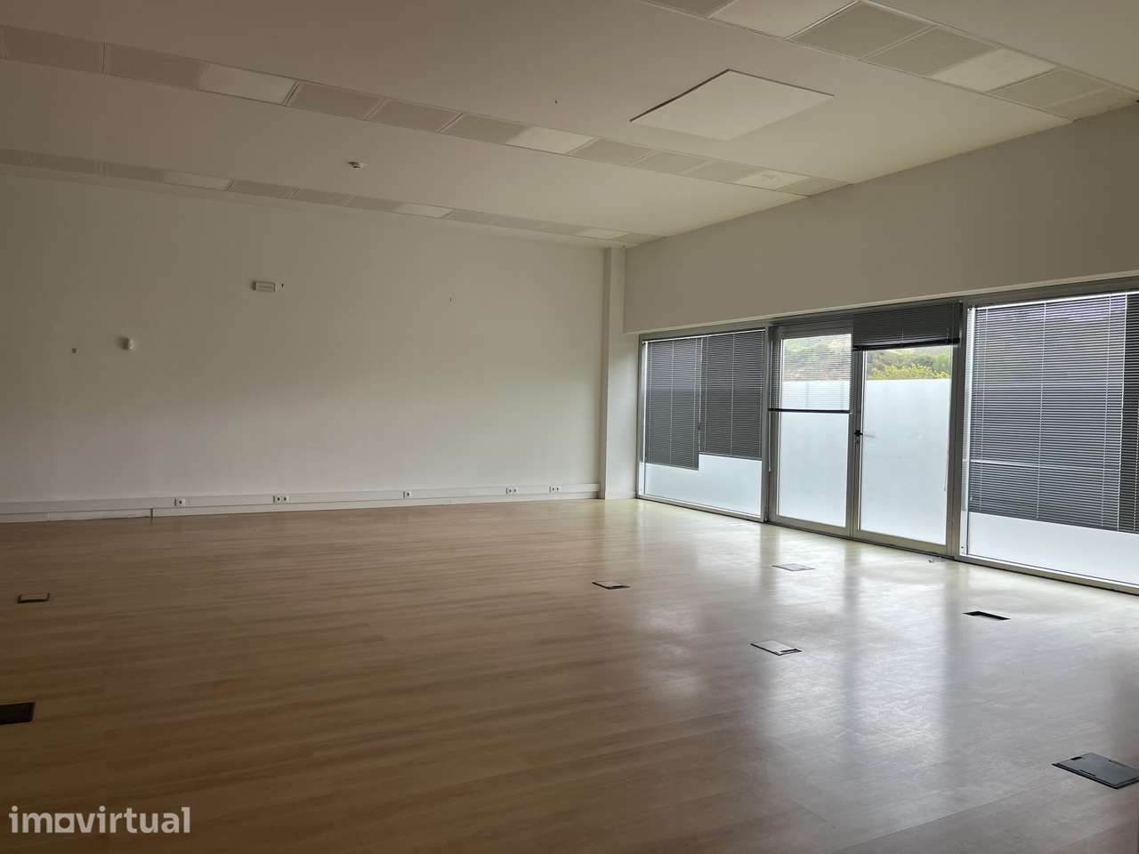 Loja / Escritório com Terraço e 6 Lugares de Garagem em Torres Vedras - Grande imagem: 5/25