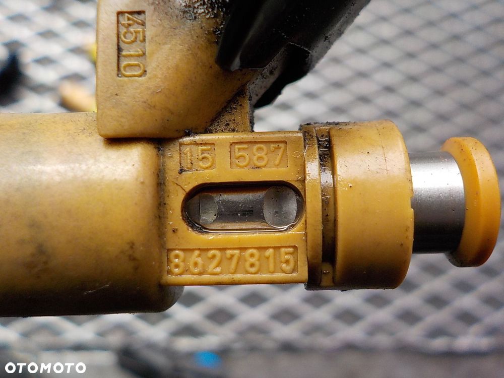 VOLVO V50 2.4 B WTRYSKIWACZ 8627815 - 2