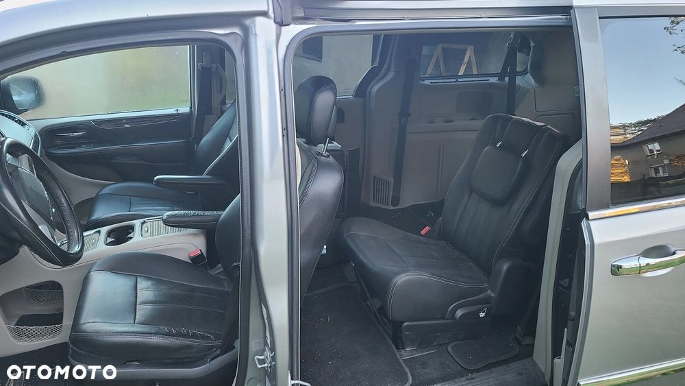 Chrysler Town & Country - 6