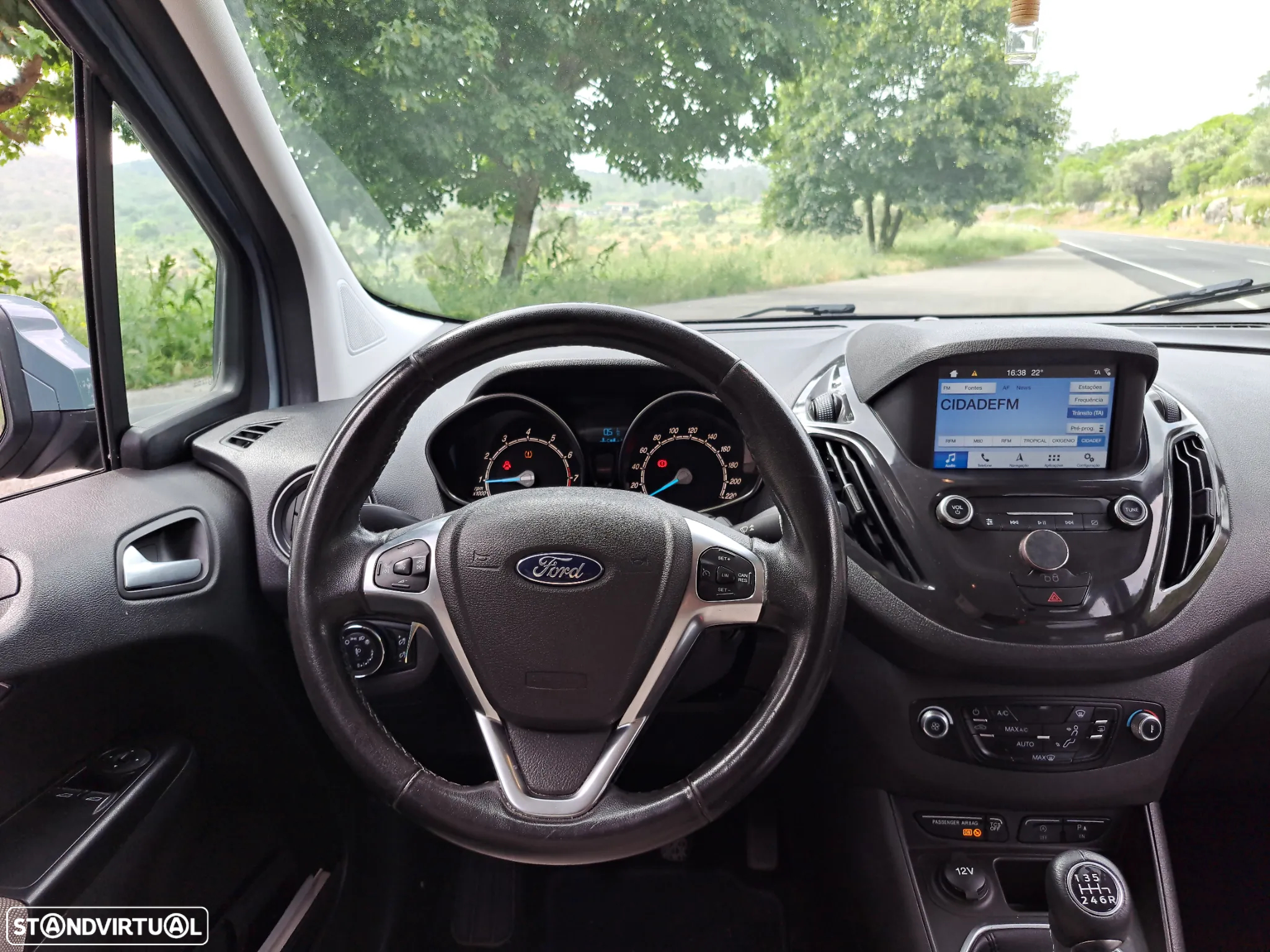 Ford Tourneo Courier 1.0 EcoBoost Titanium - 14