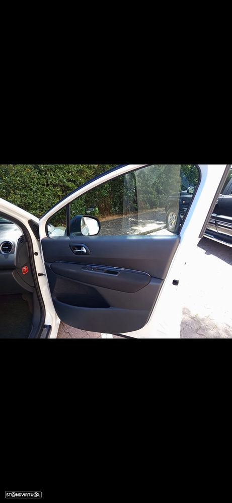 Peugeot 5008 1.6 HDi 7L Allure - 36