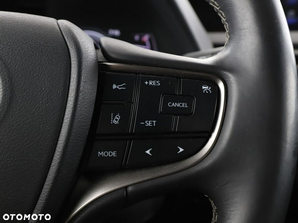 Lexus UX 250h - 29