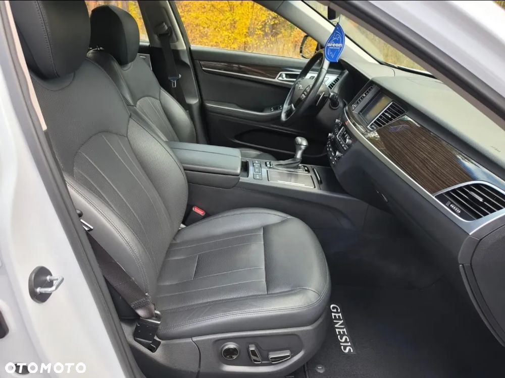 Hyundai Genesis 3.8 V6 GDI - 31