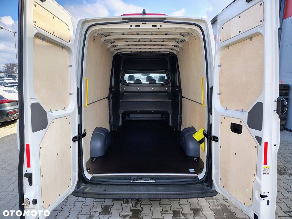 Volkswagen Crafter Crafter 35 Furgon z wysokim dachem silnik: 2,0 l EURO VI SCR 163 KM / skrzynia biegów: Przedni napęd automatyczna 8-biegowa rozstaw osi: 4490 mm - 7
