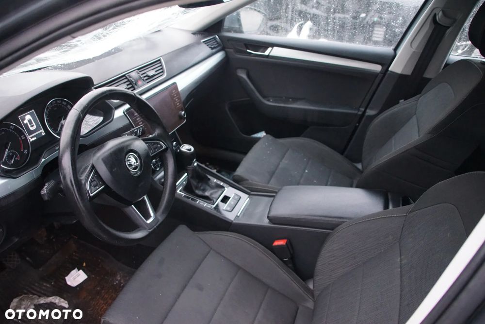 Auto na części - Skoda Superb III 2.0 TDI 150 KM DFGA QFZ LF7M 2018R Silnik Skrzynia Drzwi Zderzak Błotnik Klapa Lampa Lusterko Klamka Deska Kokpit Sterownik Moduł Czujnik Licznik Wyświetlacz Kierownica Panel - 10