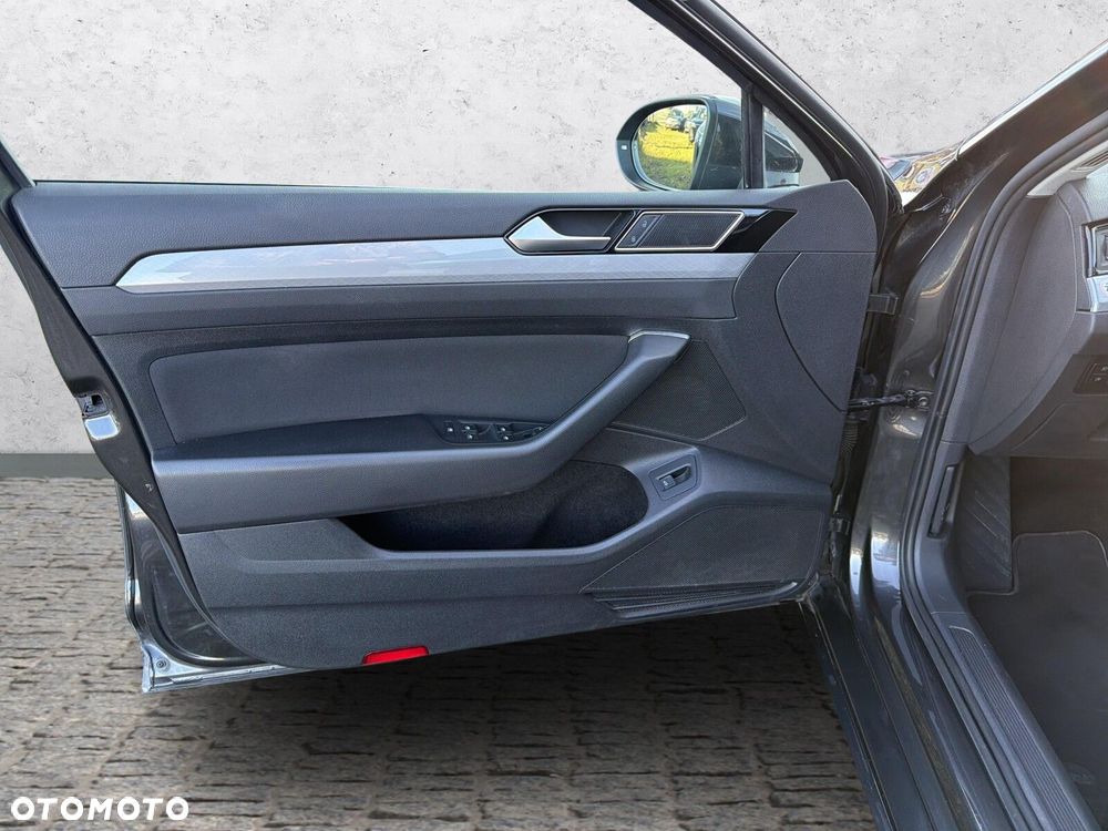 Volkswagen Passat - 11