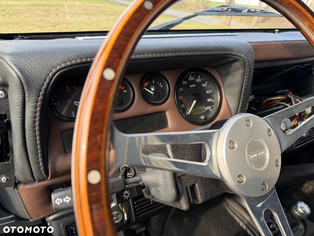 Land Rover Defender - 25