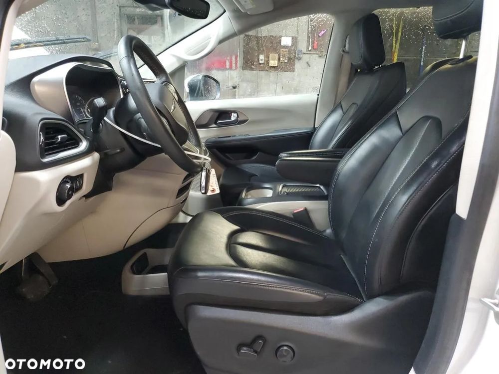 Chrysler Pacifica - 8