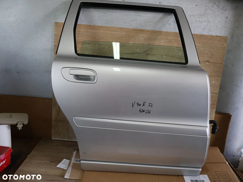 VOLVO V70 II LIFT 04-07 DRZWI PRAWE TYŁ TYLNE 426-26 ŁADNE