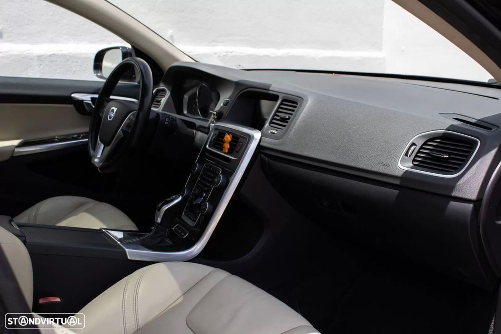 Volvo V60 D6 Plug-In-Hybrid AWD Geartronic Momentum — fotografia 27