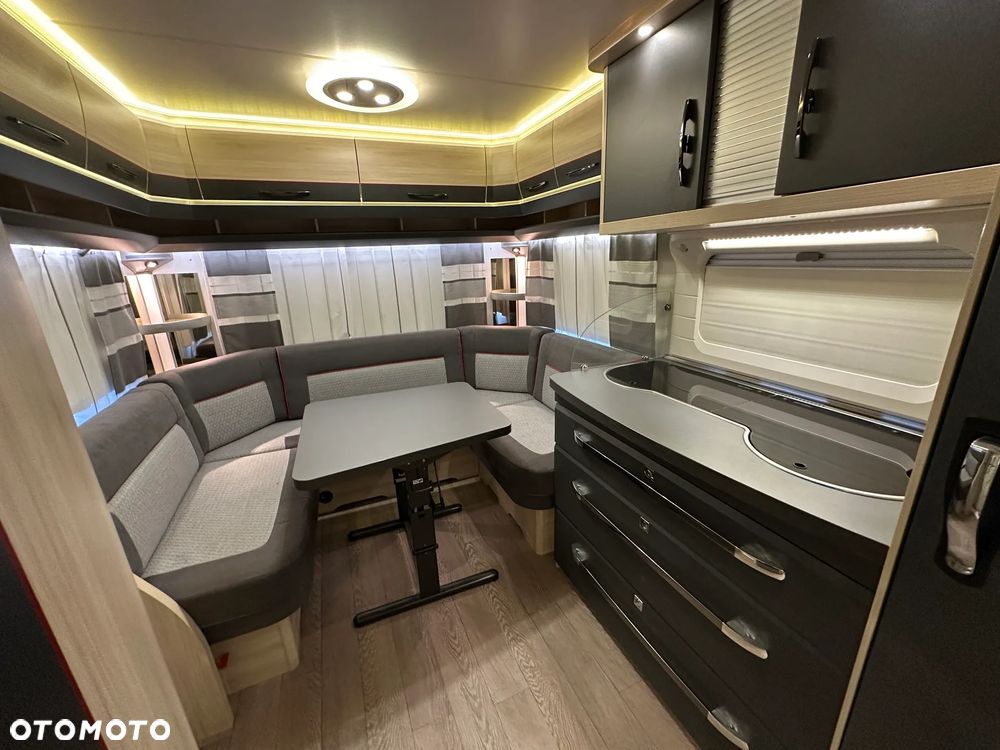 Hobby 460 UFE DE LUX EDITION z napędem i markizą pompowaną. - 40