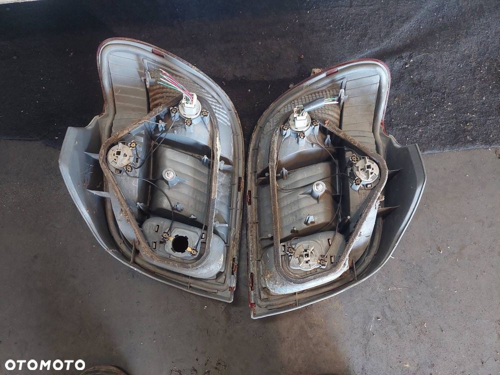 KOMPLETNY TYŁ KLAPA BAGAŻNIKA ZDERZAK LAMPY TOYOTA YARIS I LIFT 1E7 - 3