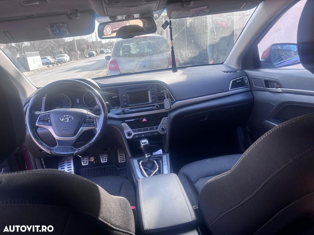 Hyundai Elantra 1.6 CRDI Comfort - 11
