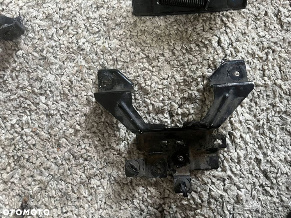 8V51-A16860-AA UCHWYT ZAMKA MASKI FORD FIESTA MK7 - 3