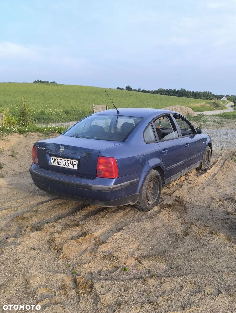 Volkswagen Passat 1.6 - 7