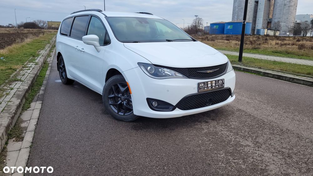 Chrysler Pacifica - 1