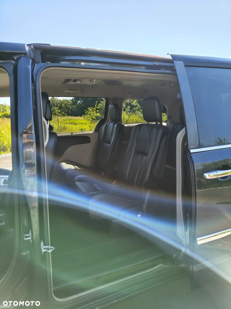Chrysler Town & Country 3.6 Limited - 13