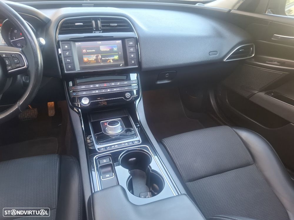 Jaguar XE 2.0 D Prestige Aut. - 10