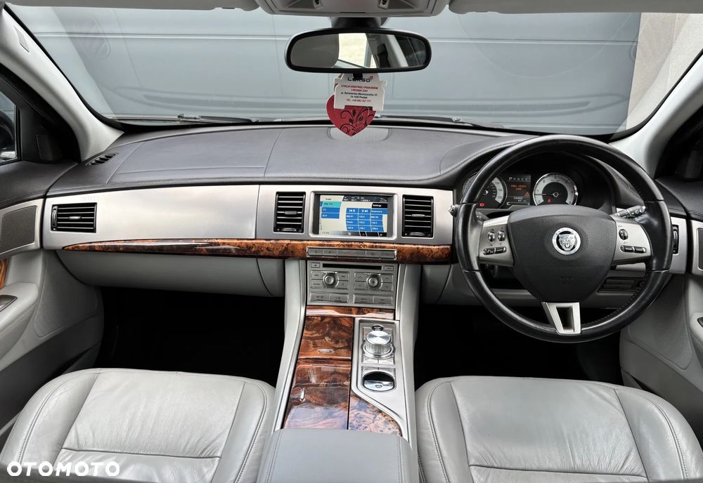 Jaguar XF 3.0 V6 D Premium Luxury - 17