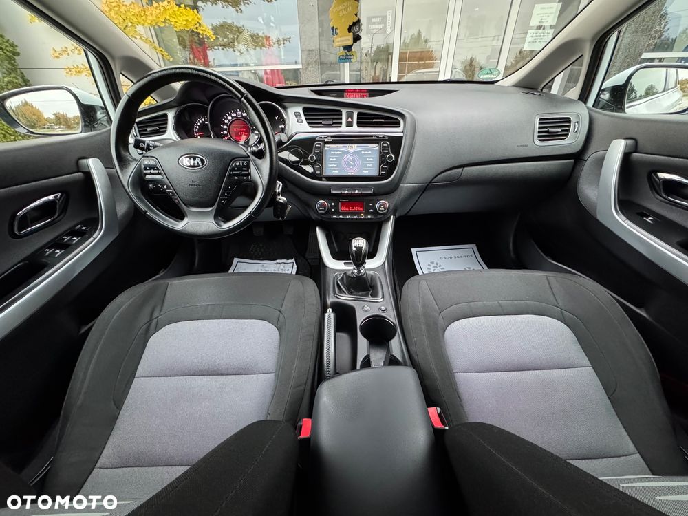 Kia Ceed 1.6 GDI SW ISG UEFA EURO 2016 - 11