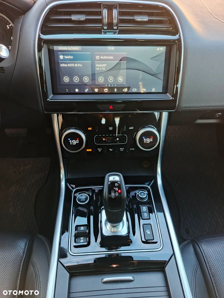 Jaguar XE 2.0 P250 S - 11