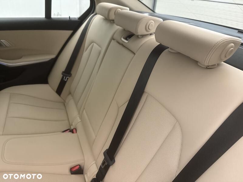 BMW Seria 3 320i - 21
