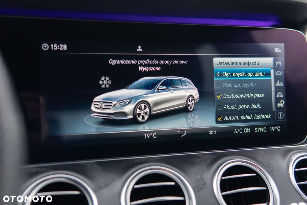 Mercedes-Benz Klasa E 220 d 4Matic 9G-TRONIC AMG Line - 22