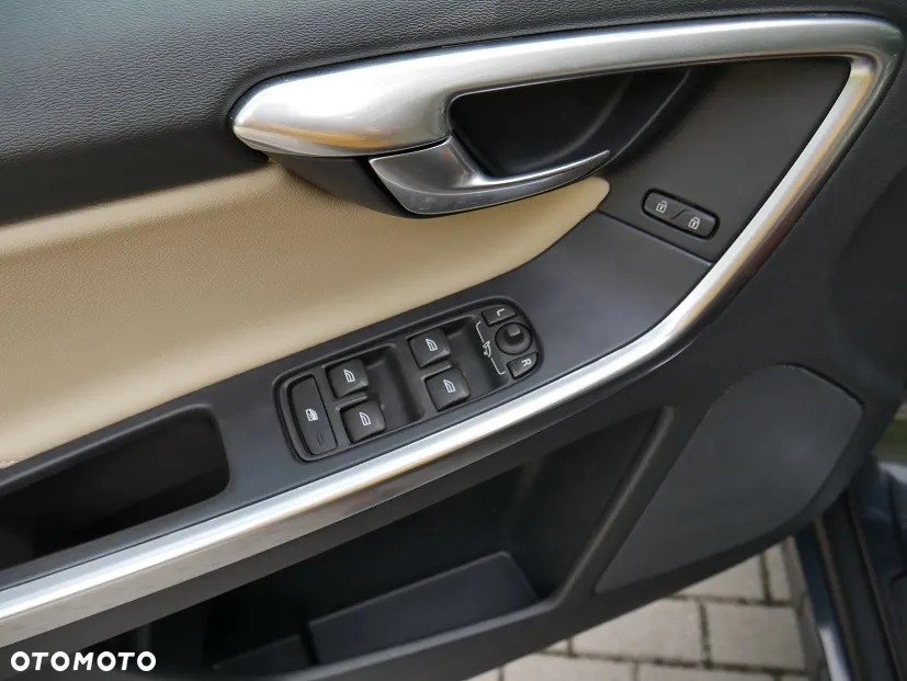 Volvo XC 60 D3 Geartronic Momentum - 27