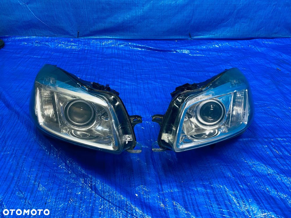 REFLEKTOR LAMPA LEWA PRAWA LEWY PRAWY PRZÓD PRZEDNIA XENON KSENON BI-XENON SKRĘTNY OPEL INSIGNIA A 2008- ; 13226792 13226793 1ZT009631-01 1ZT009631-02 ORYGINAŁ EUROPA - 2