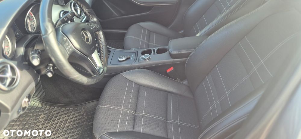 Mercedes-Benz GLA 200 7G-DCT - 11