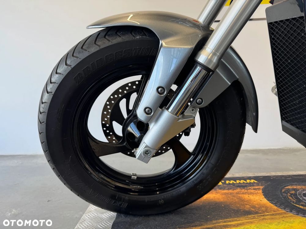 Suzuki Intruder - 18