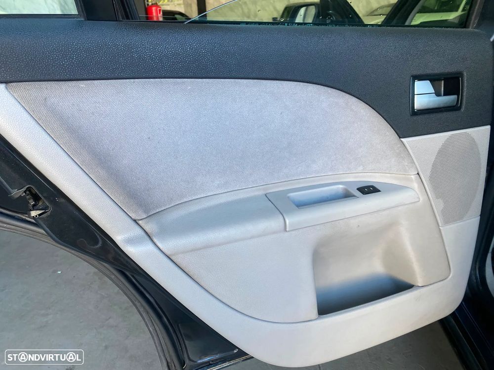 Ford Mondeo 2.0 TDdi Ghia - 17