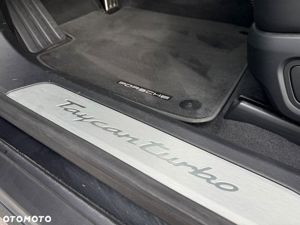 Porsche Taycan Turbo - 12