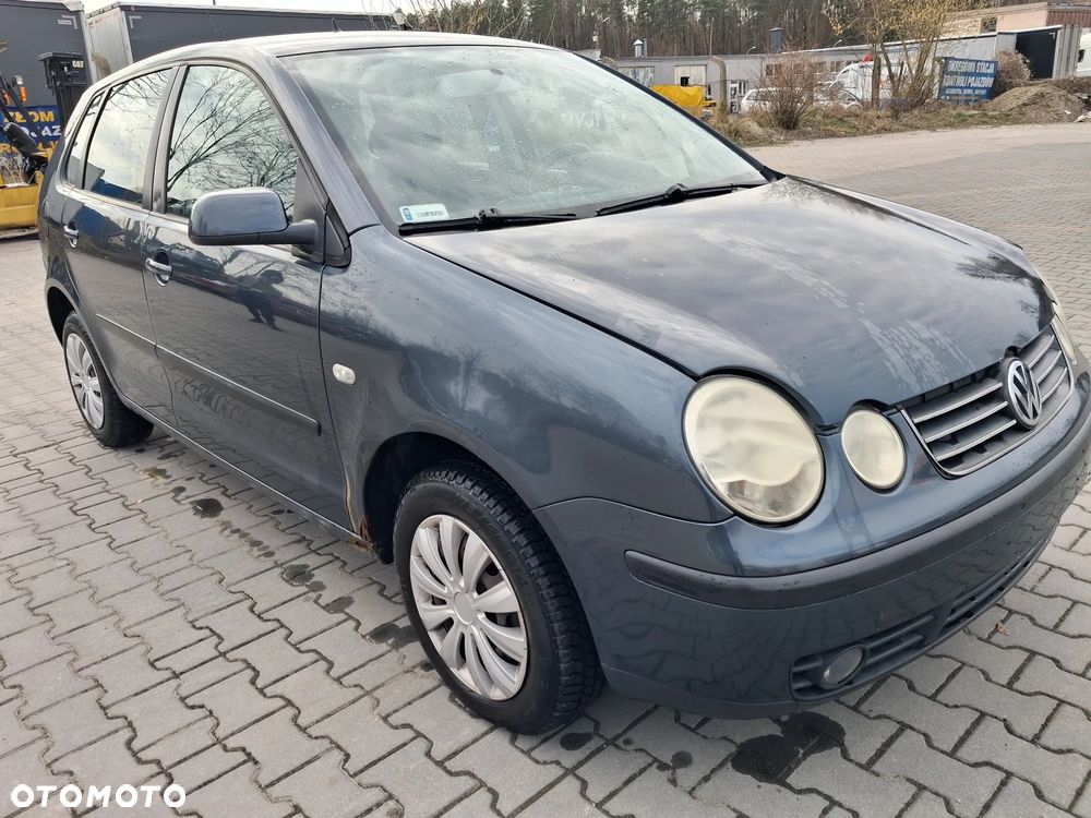Volkswagen Polo IV 9N silnik 1.4 TDI AMF 75KM skrzynia biegów GGV / EWR drzwi maska błotnik klapa zderzak LC7V lampa szyba pompowtrysk alternator sprężarka turbina maglownica łapa alternatora pokrywa silnika głowica wtrysk pompa wysokiego ciśnienia vacum miska olejowa fotel belka sterownik moduł wiązka przewód rura chłodnica pas panel EGR sterownik zacisk mcperson sanki lewarek wybierak mechanizm silniczek obudowa miska olejowa kierownica przełącznik tłumik wydech pompka zamek przepustnica przepływomierz  CAŁY NA CZĘŚCI - 9