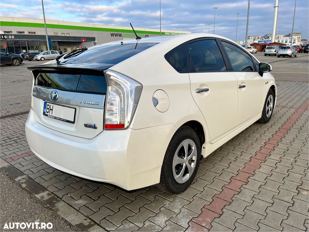 Toyota Prius Plug-in (Hybrid) Life - 4