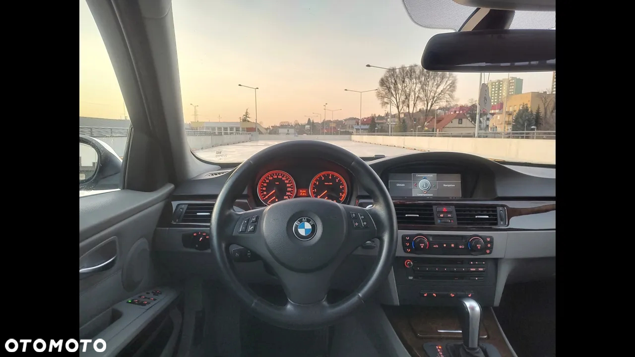 BMW Seria 3 330xi - 25