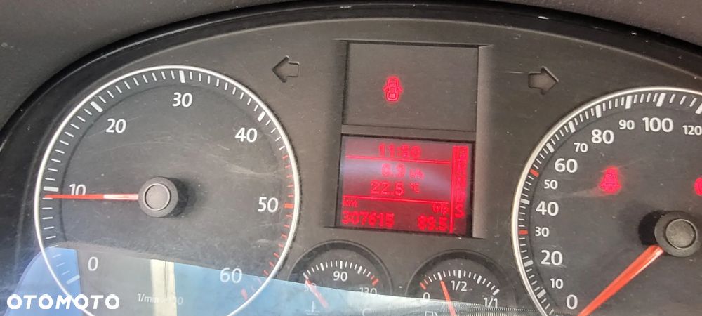 Volkswagen Touran 2.0 TDI DPF DSG Comfortline - 4