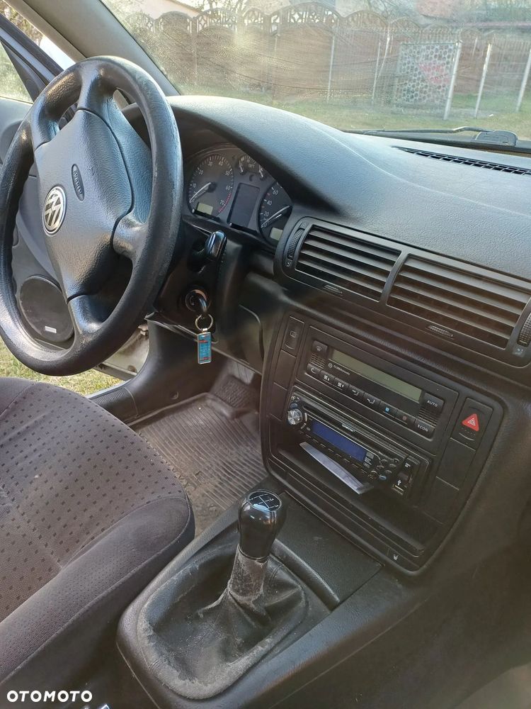 Volkswagen Passat 1.6 CL - 18