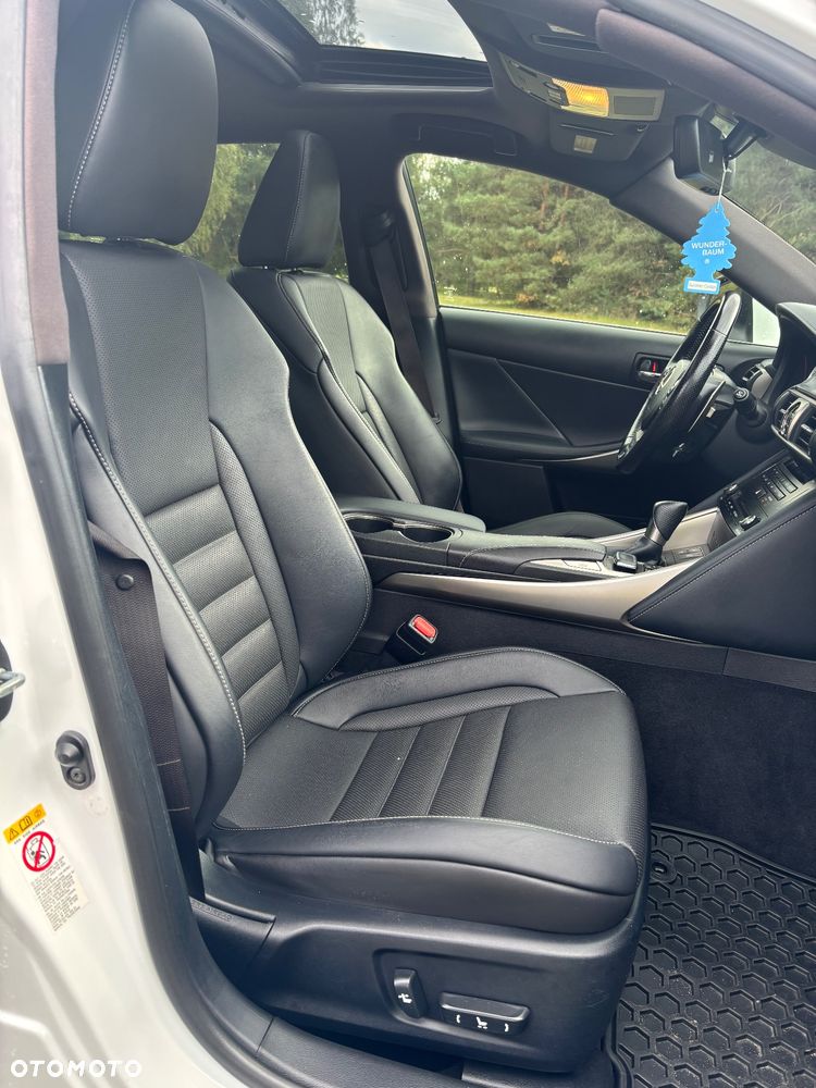 Lexus IS 200t / 300 F Sport - 9