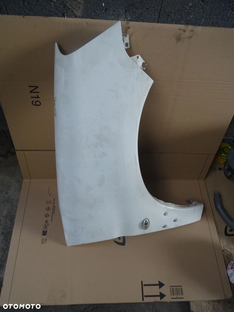 Błotnik Peugeot Partner Prawy Przód Lakier(EWPA)