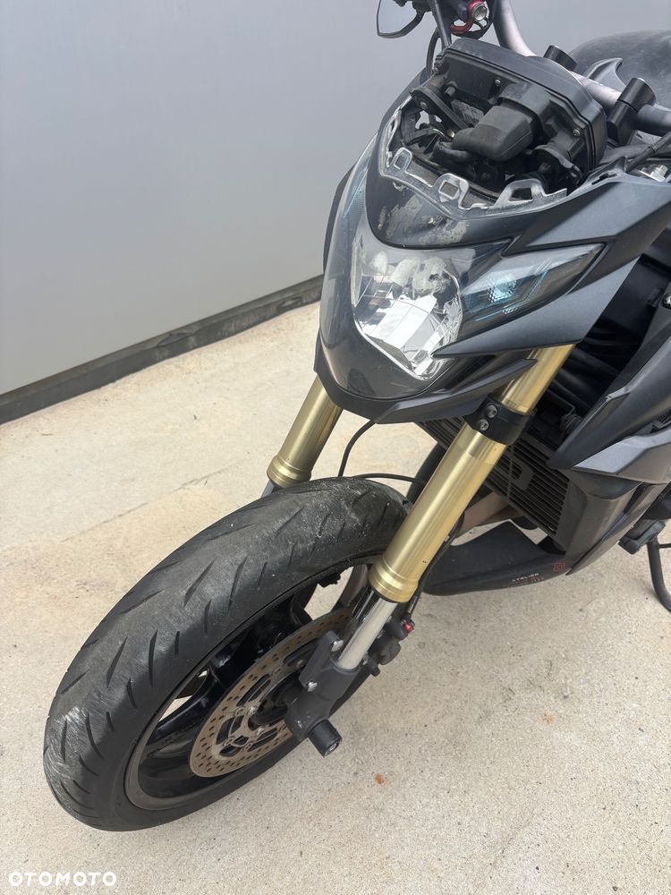 Suzuki GSR - 4
