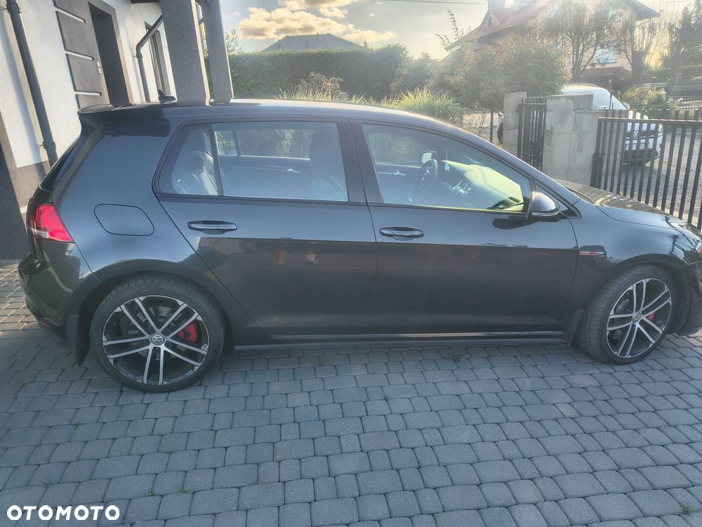 Volkswagen Golf - 6