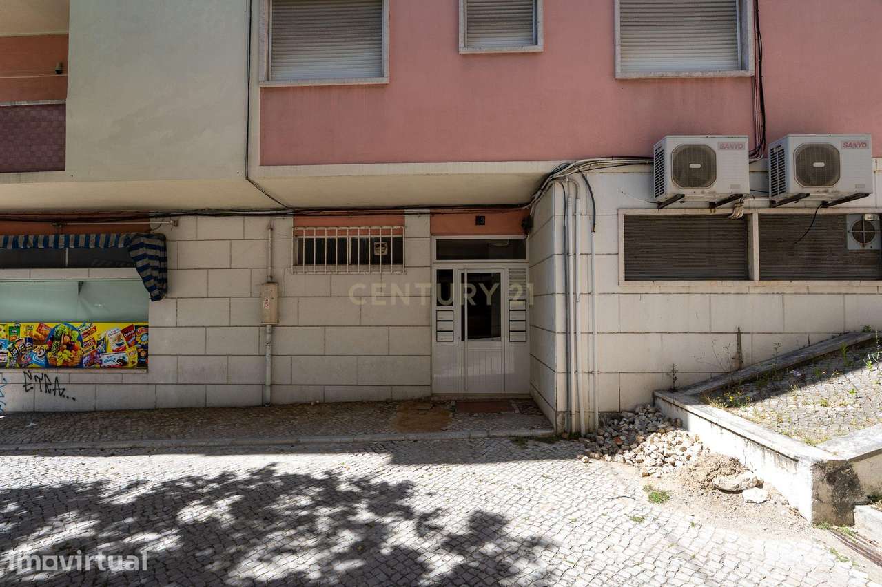 T4 com Terraço e Varanda na Cova da Piedade | Excelente Localização - Grande imagem: 3/28
