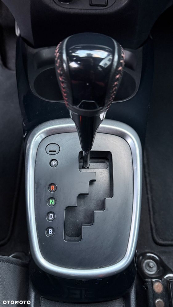 Toyota Yaris Hybrid 100 Selection - 23