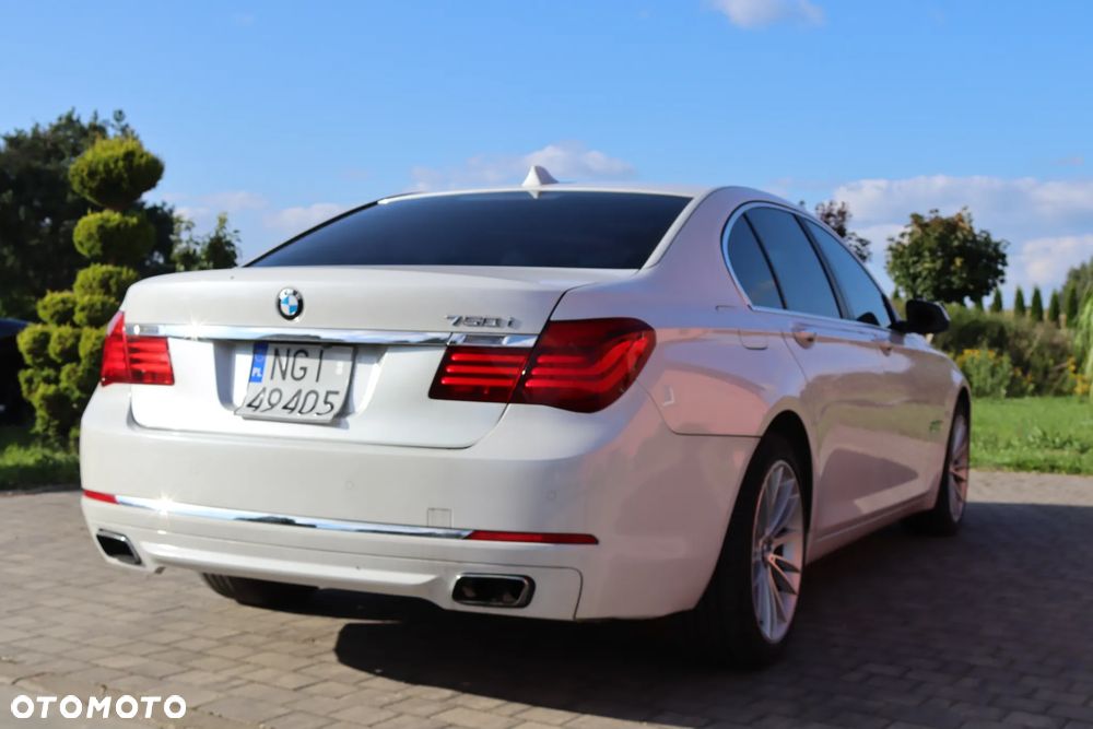 BMW Seria 7 750i - 8