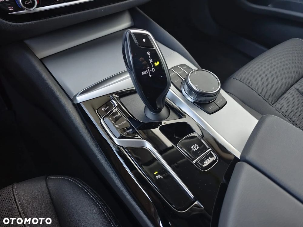 BMW Seria 5 ver-520d-touring - 12