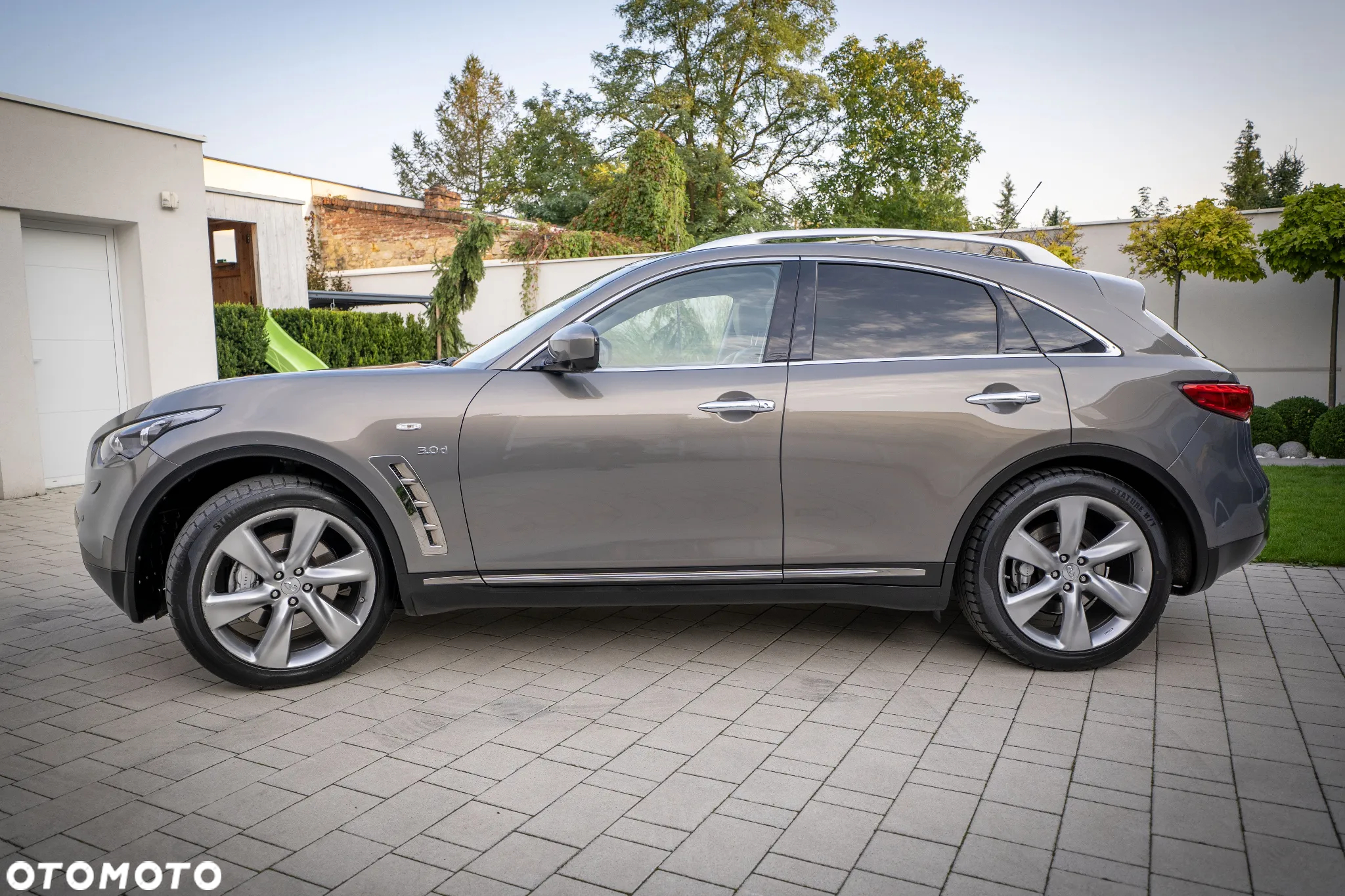 Infiniti QX70 - 11