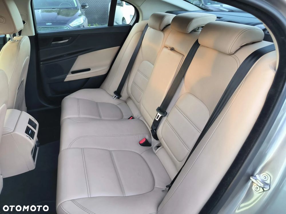 Jaguar XE 2.0 T Prestige - 9